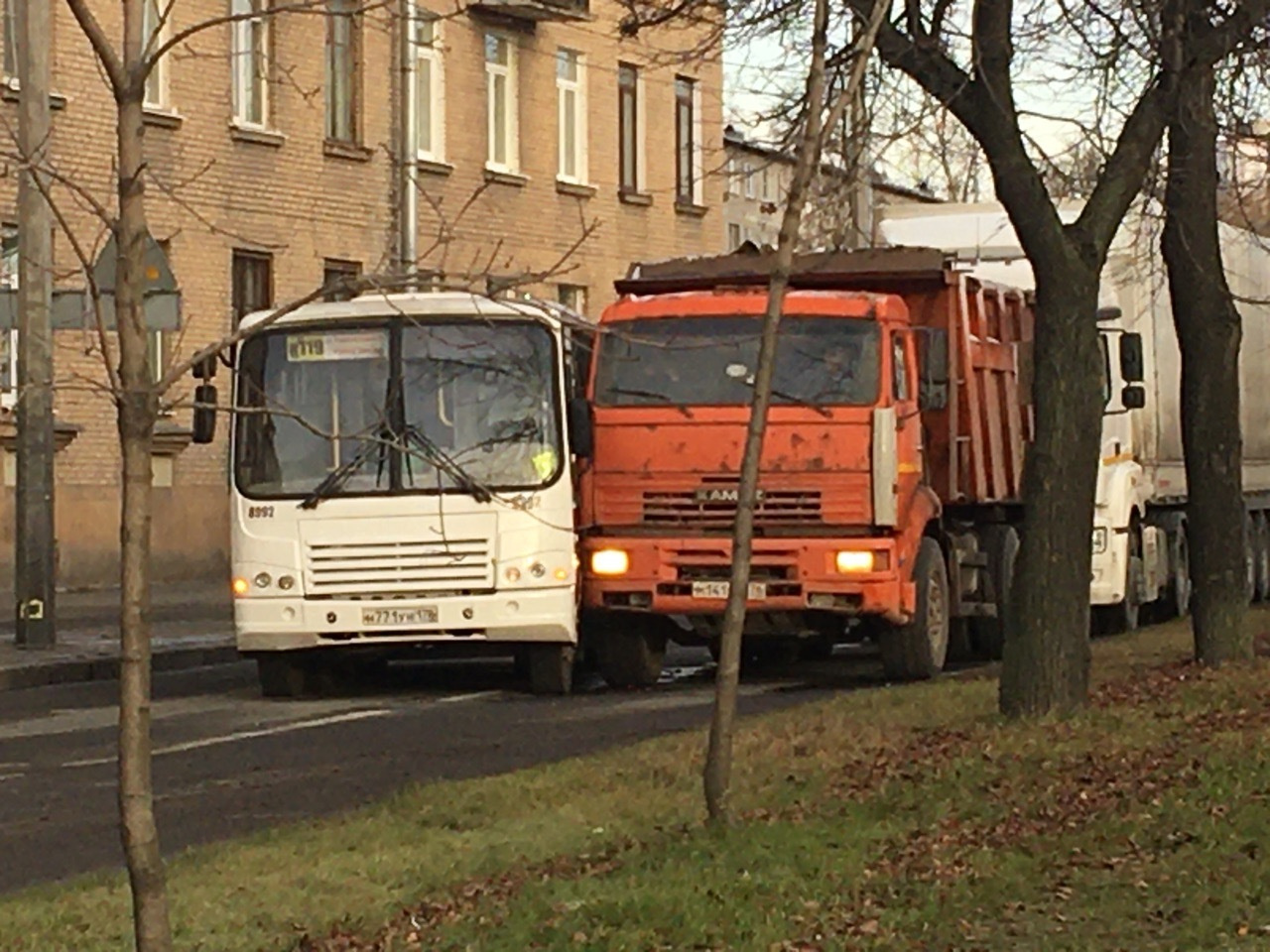 Серпухов большевик автобусы. Пр Большевиков автобус Дагестан номер. Авария КАМАЗ И Газель пассажирская на Большевичке карьер Борок.