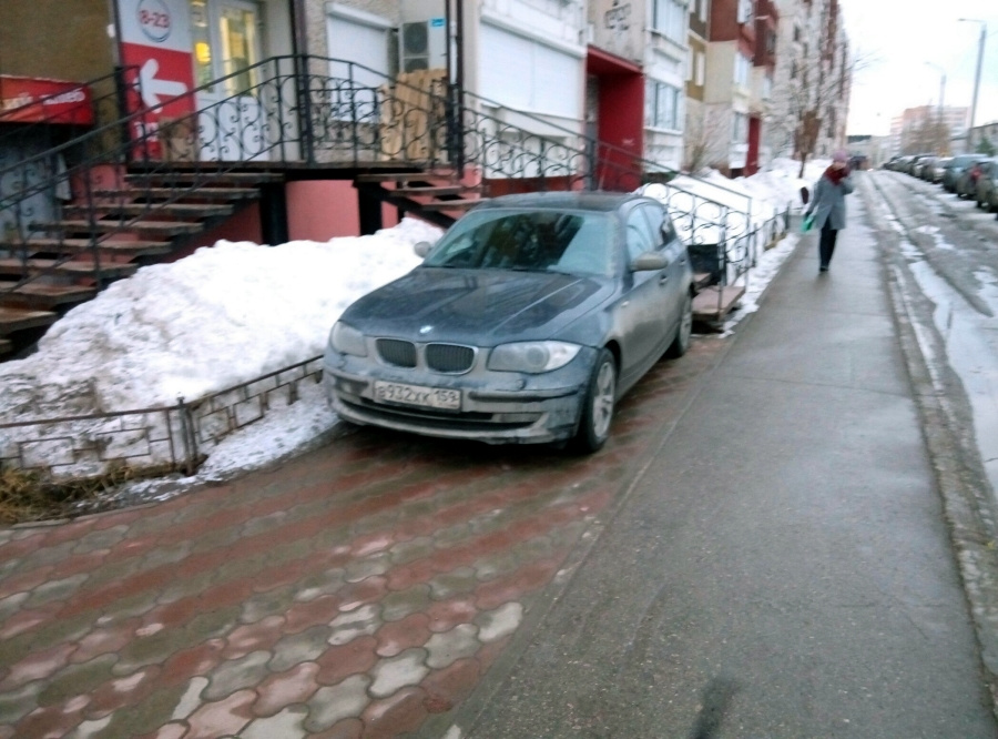 Местные жители фотографируют автохамов на своем районе Местные жители фотографируют автохамов на своем районе