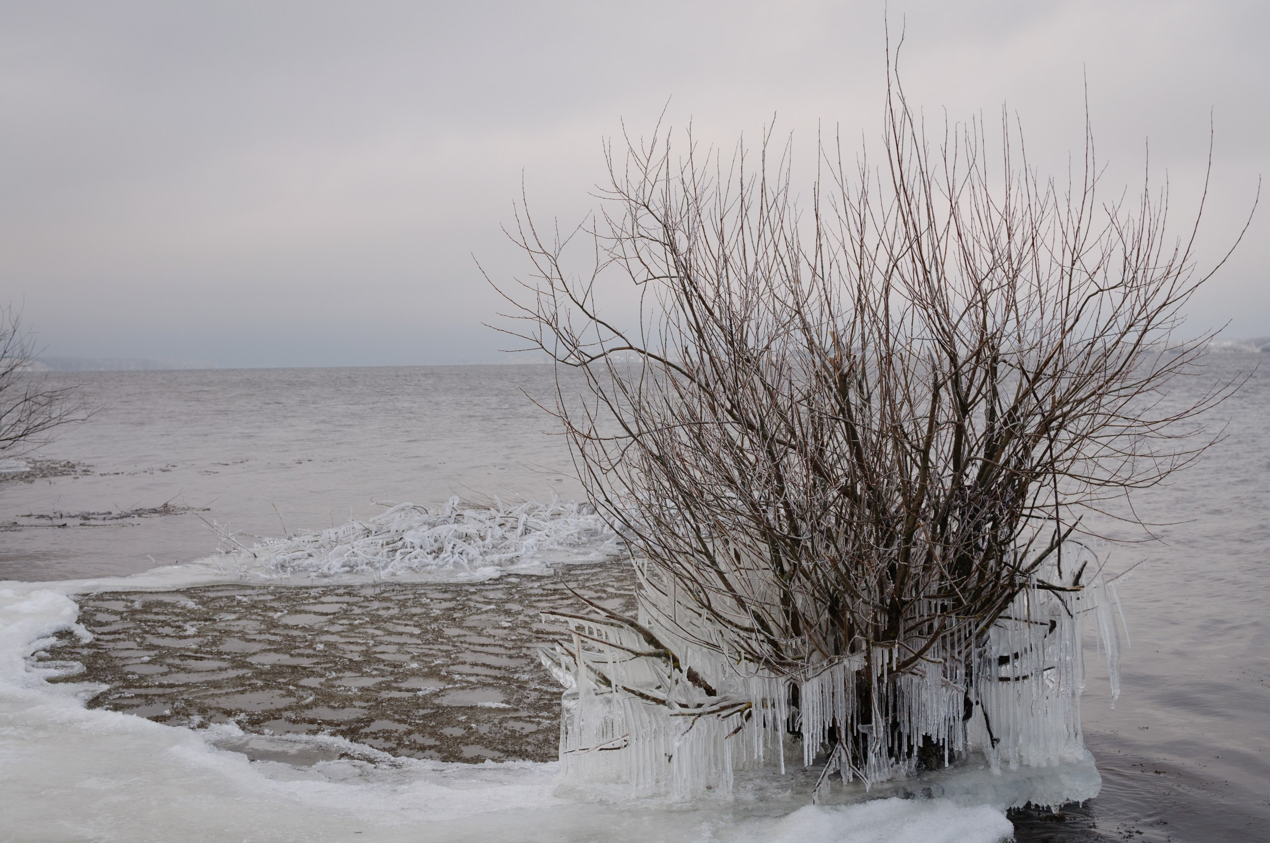 Толстый лед на реке. Замерзшая река 2008. Ледяной покров байкала. Заледенелой в полынью. Река подо льдом.