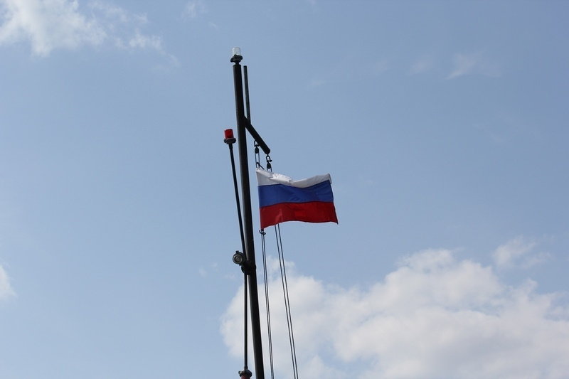Работы по строительству вантового моста в акватории. Флаг России на платформе "Ваенга"