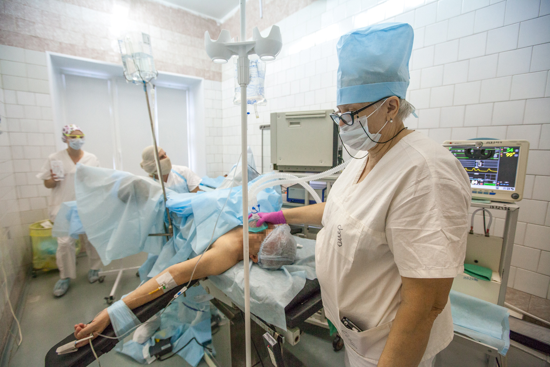 Пока пациент спит, над ним колдуют специалисты Пока пациент спит, над ним колдуют специалисты
