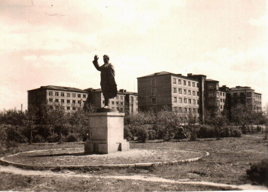 Раньше между общежитиями стоял памятник Кирову.