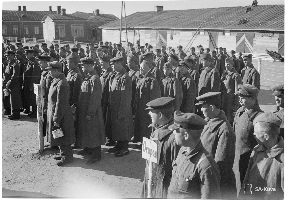 SA-Kuva // Пленные готовятся к обеду. Выборг, Лагерь военнопленных № 6, 28.09.1942