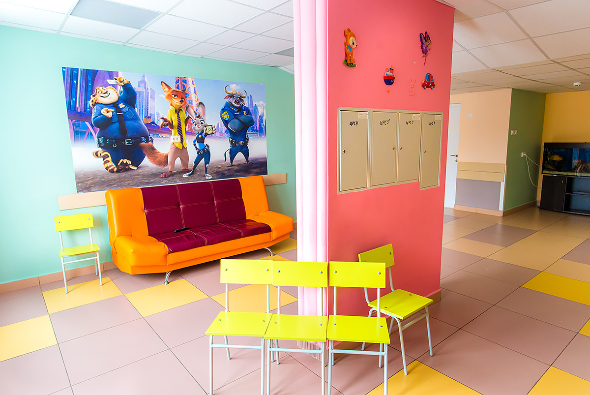 Для них больничные стены раскрасили в яркие цвета и организовали игровые зоны