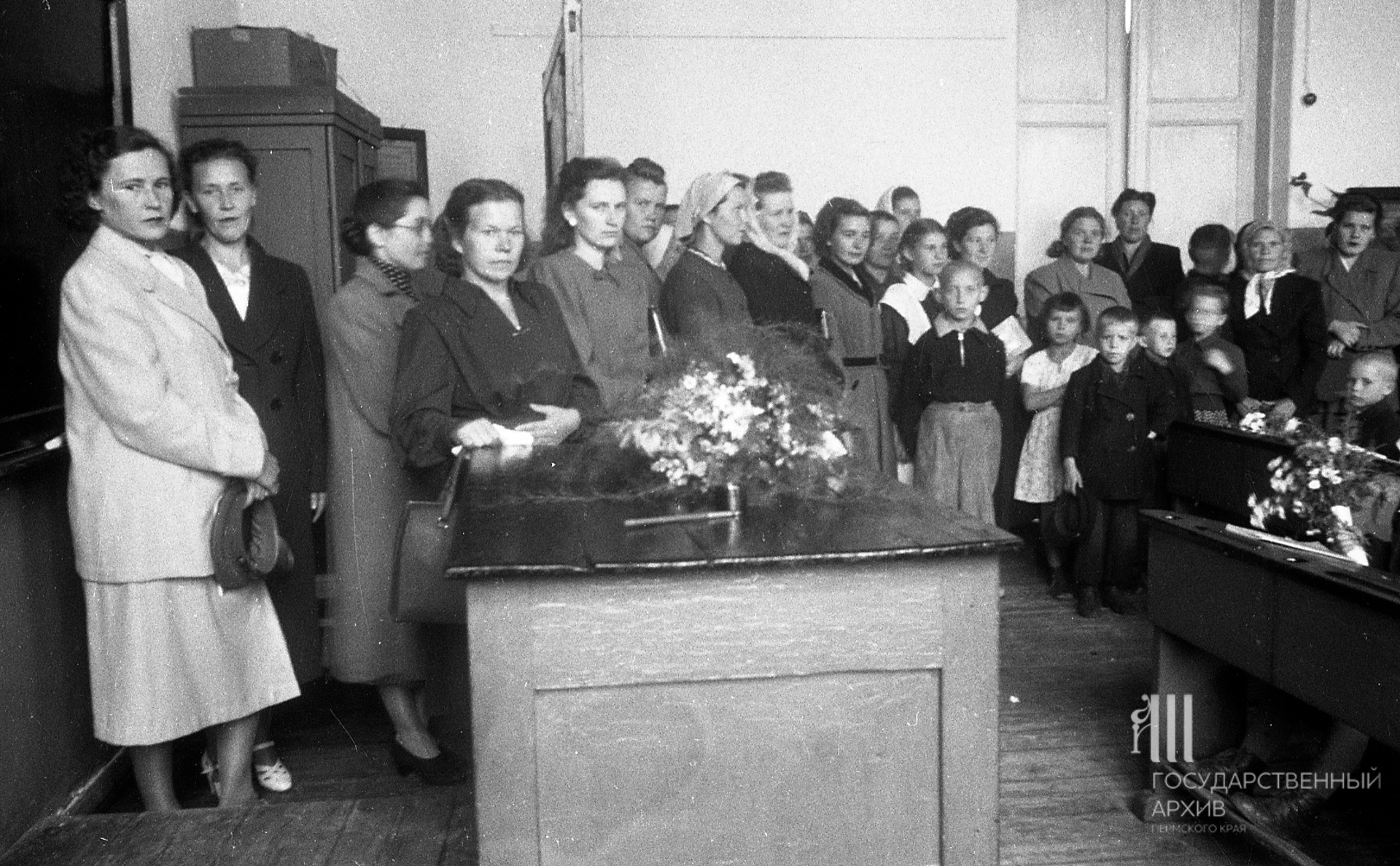 Родители со своими детьми на Дне знаний в школу №11, 1956 год Родители со своими детьми на Дне знаний в школу №11, 1956 год