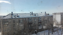 «Ну, экстремалы!»: в Самаре рабочие очищали крышу от снега без страховки