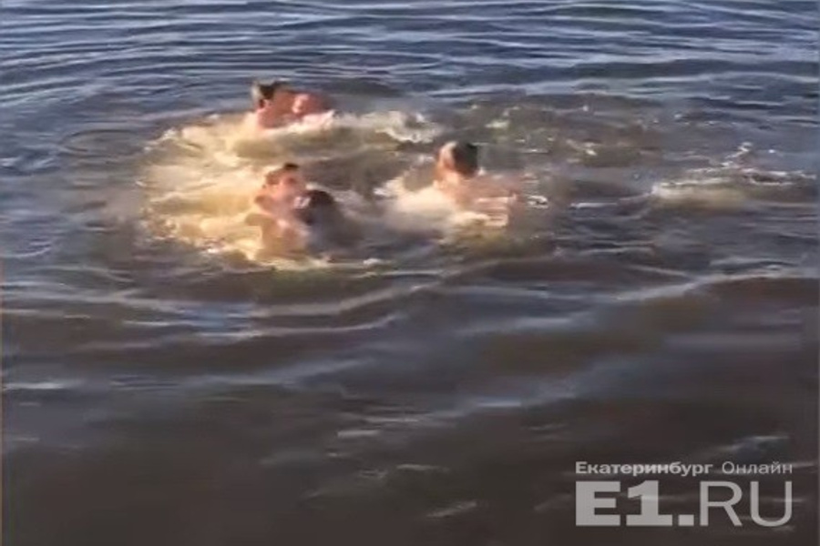 Трех студентов оштрафовали за купание на опасном карьере в Челябинске