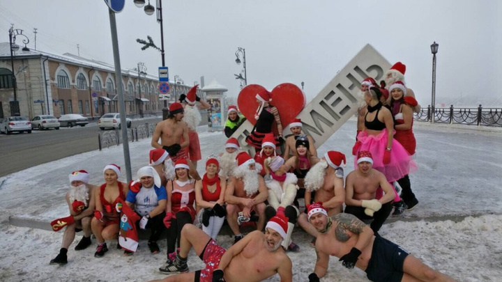 35 голых Дедов Морозов и Снегурочек необычно поздравили тюменцев с Новым годом