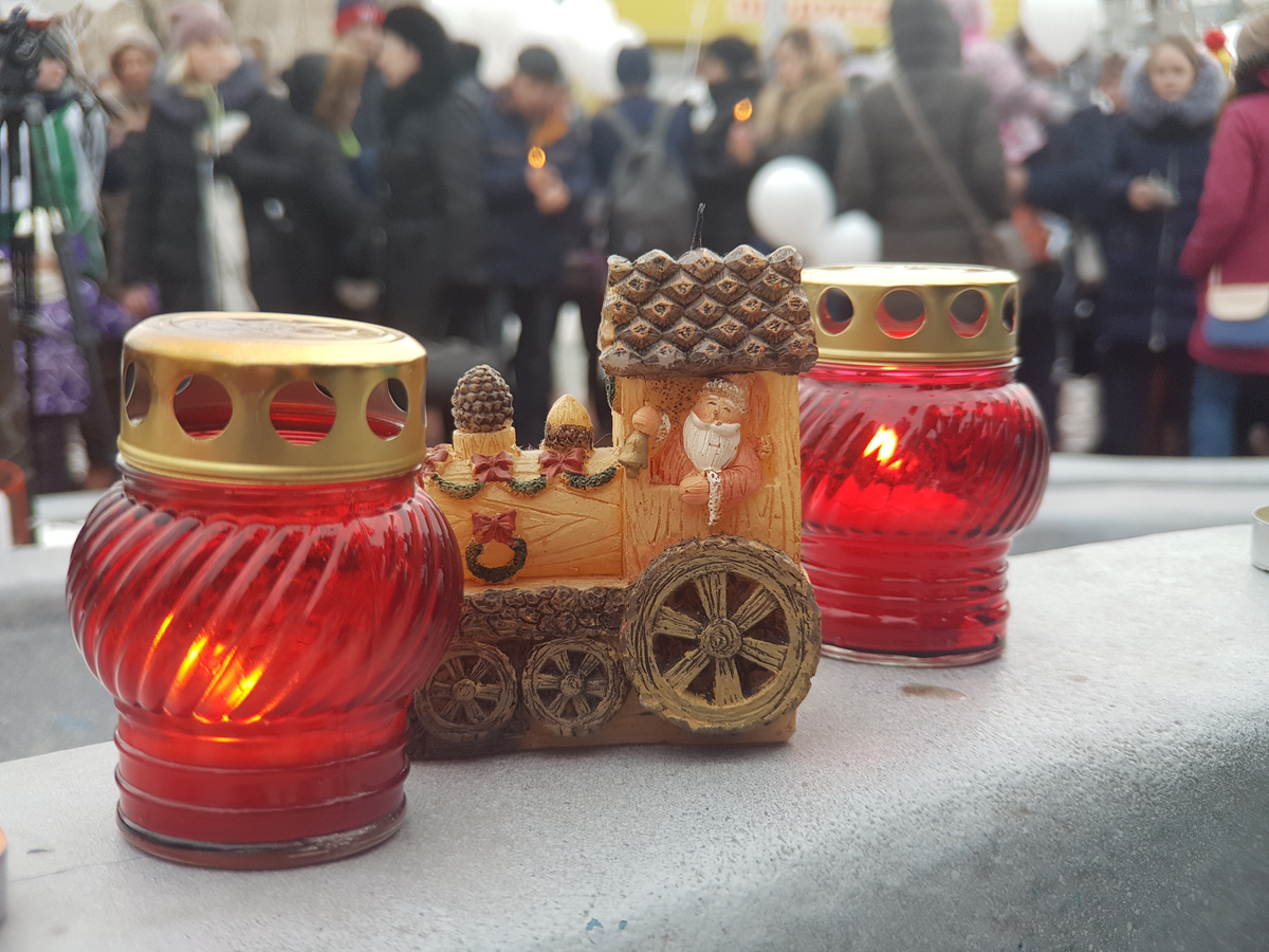 Зажженные свечи ставят вокруг фонтана, чтобы не подпалить игрушки