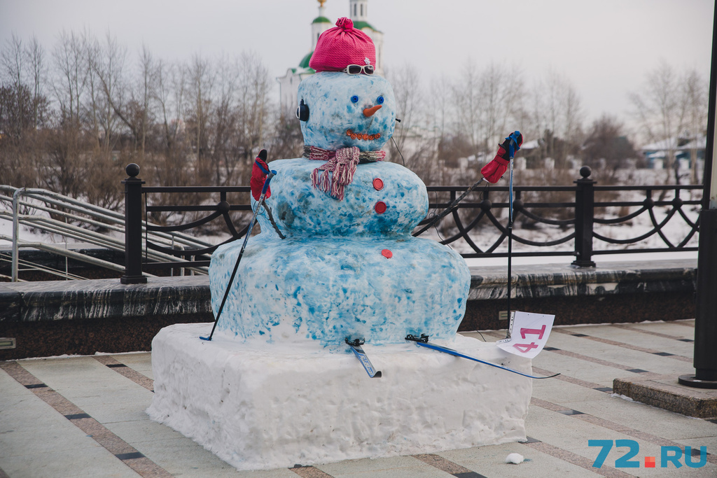 Шапка, варежки, наушники, лыжи и даже очки от солнышка. Милый-милый спортсмен из снега! Шапка, варежки, наушники, лыжи и даже очки от солнышка. Милый-милый спортсмен из снега!