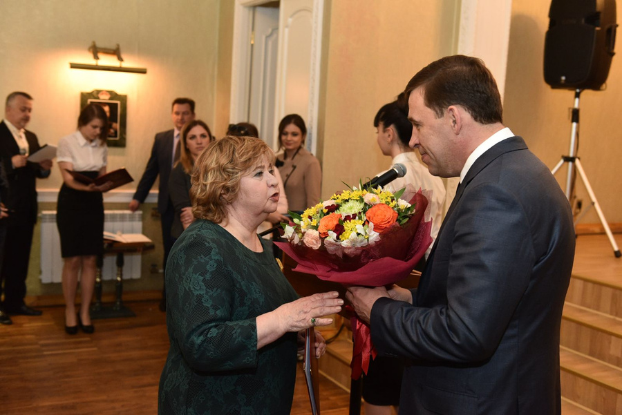 Евгений Куйвашев наградил сотрудников музея и высказал слова благодарности директору музея Надежде Пахомовой.