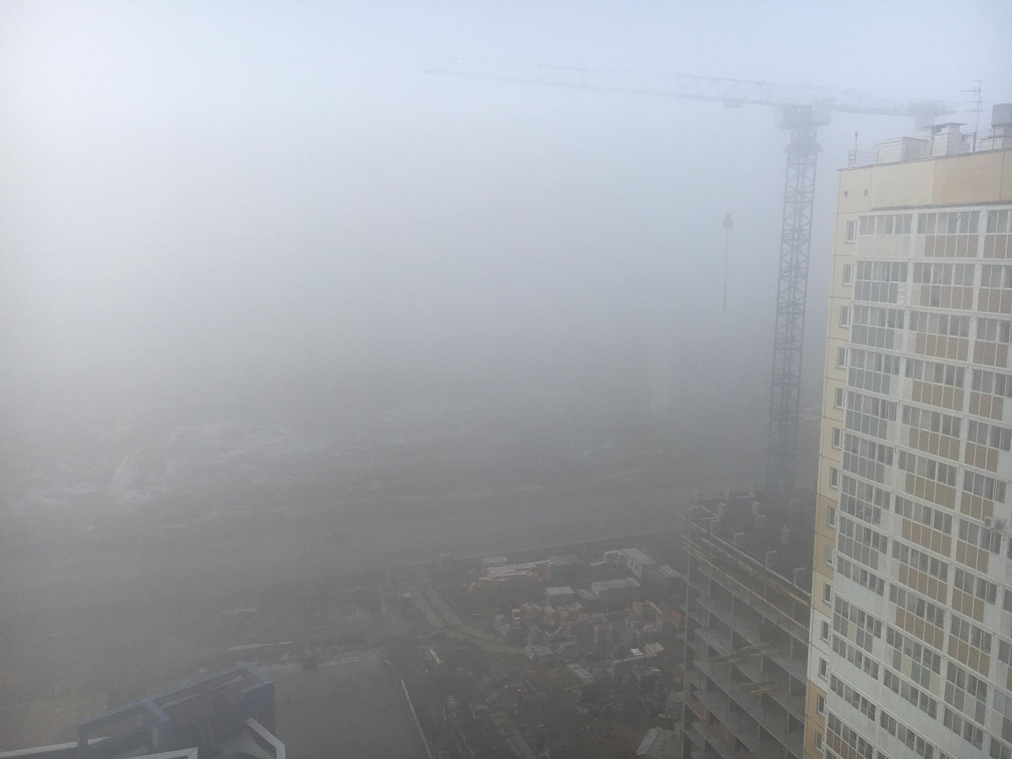 За окнами высоток на северо-западе Челябинска сегодня сложно было что-то разглядеть