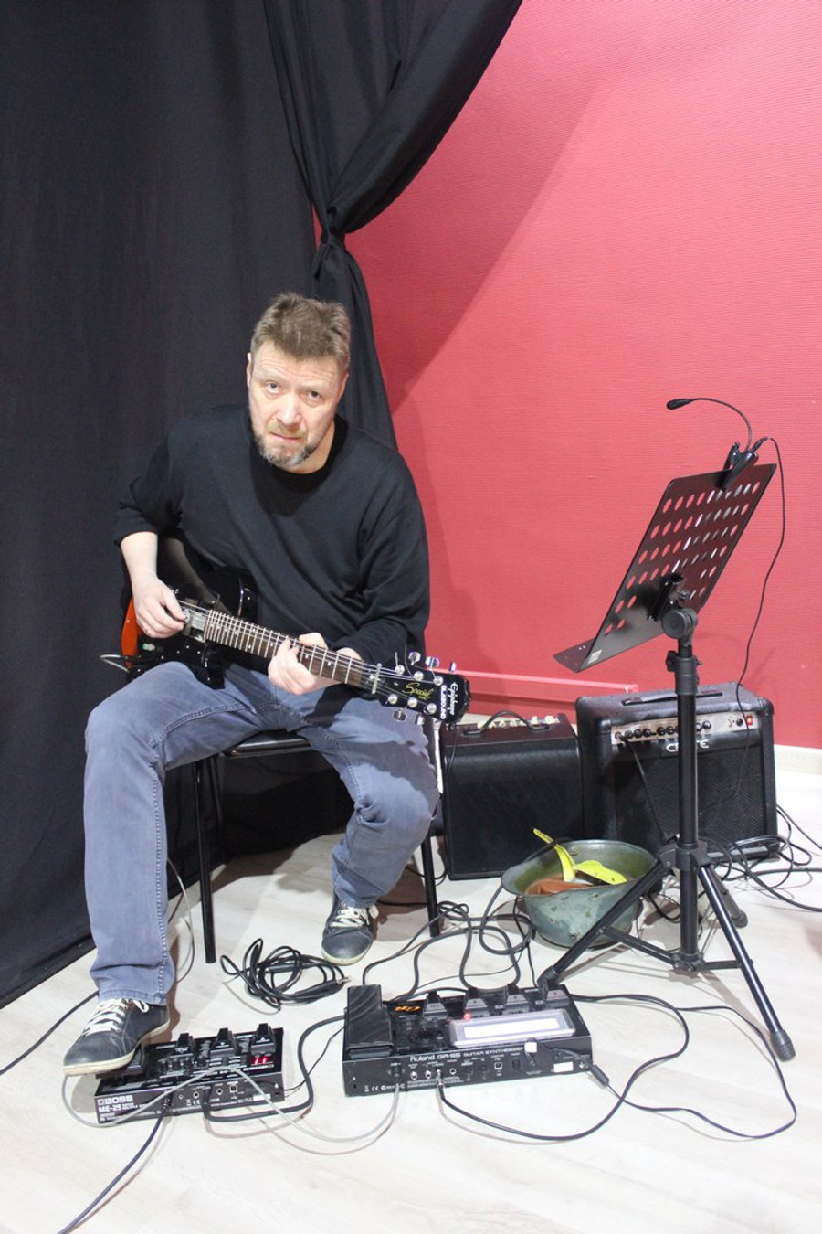 Юрий Мишков – мультиинструменталист, гитарист. Он отвечает за музыку во время спектакля.