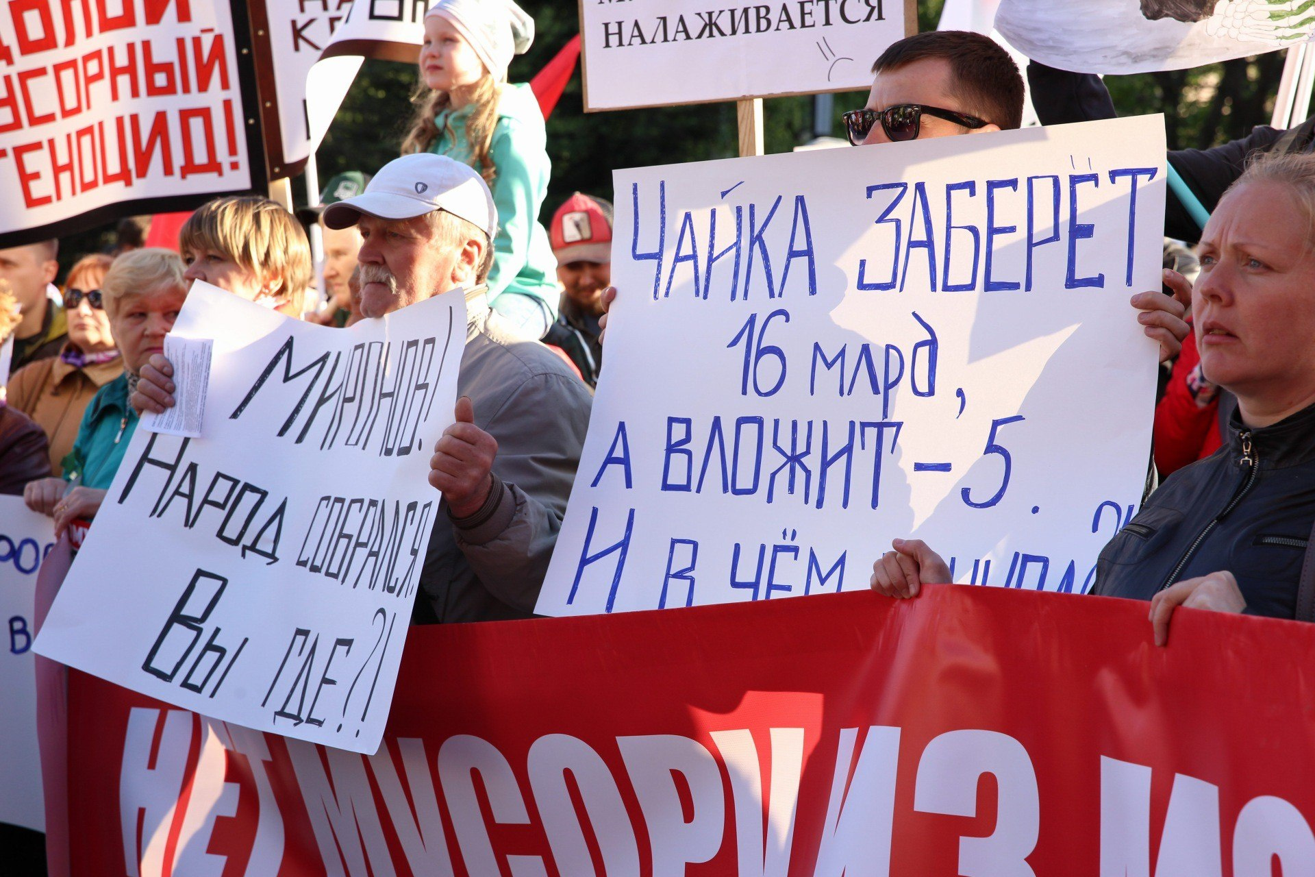 Плакатов много Плакатов много