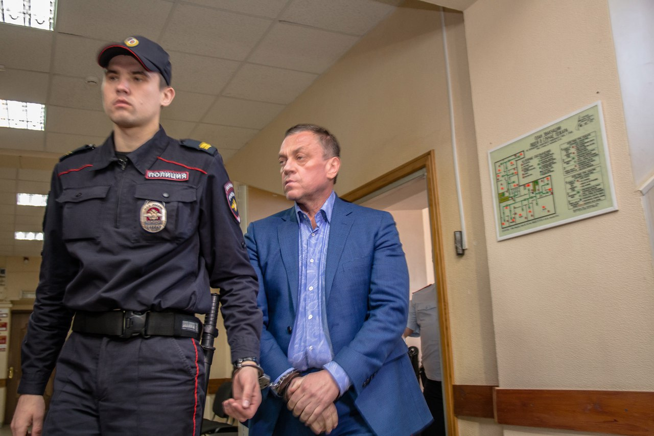 Глава строительного ведомства хранил невозмутимый вид Глава строительного ведомства хранил невозмутимый вид
