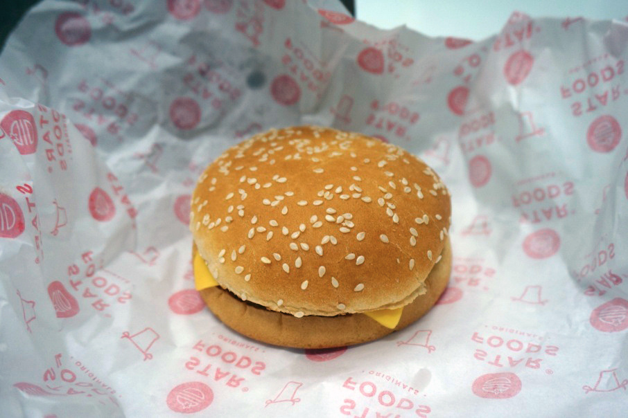 Текст песни Макдоналдс - Гамбургер, чизбургер-поебать перевод, слова песни, видео, клип