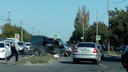 В Ростове протараненный джипом микроавтобус снес забор