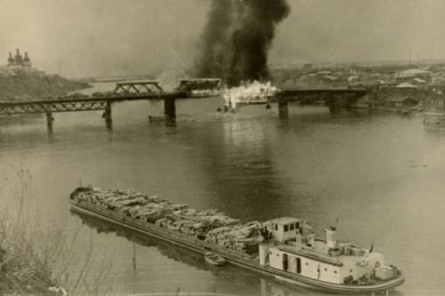 15 мая 1960 года очередной деревянный мост через Туру сгорел. На автомобиле добраться в Зареку и обратно временно было невозможно 15 мая 1960 года очередной деревянный мост через Туру сгорел. На автомобиле добраться в Зареку и обратно временно было невозможно