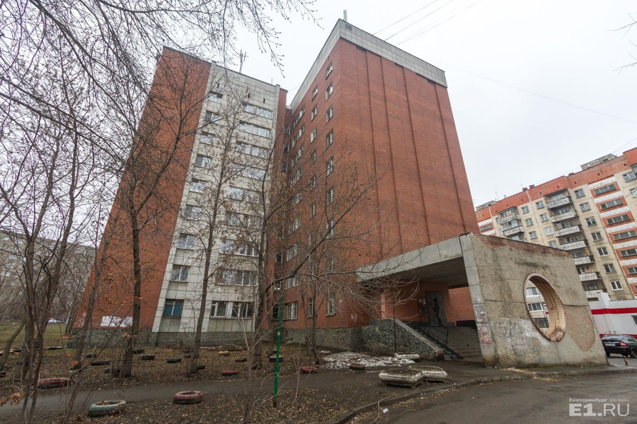 За перекрёстком стоит многоэтажка с необычной конструкцией возле подъезда.
За перекрёстком стоит многоэтажка с необычной конструкцией возле подъезда.