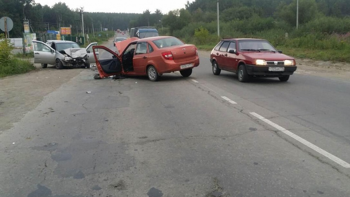 Две «Лады» сошлись в лобовом на дороге в Челябинской области: водители в больнице