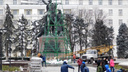 В Ростове на площади Советов начали установку новогодней ели