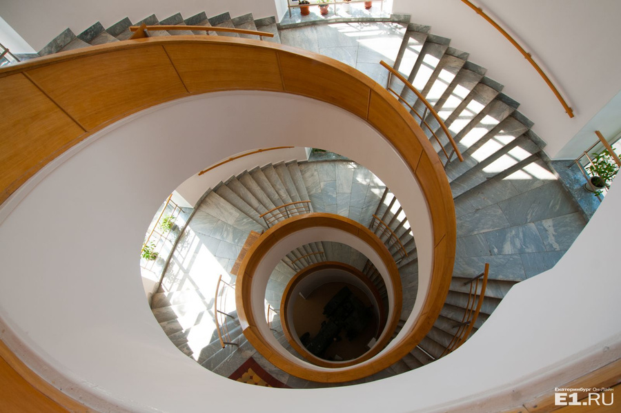 Уникальная конструктивистская лестница закручена, вопреки правилам, против часовой стрелки
