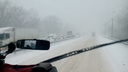 «Стоит все!»: автомобилисты буксуют на заснеженных дорогах Самары и области