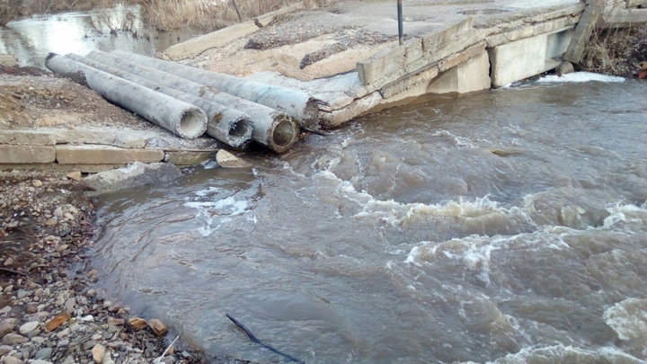 В Прикамье реки вышли из берегов: в Чусовском районе размыло мост, в Уинском — подтопило дворы в селе