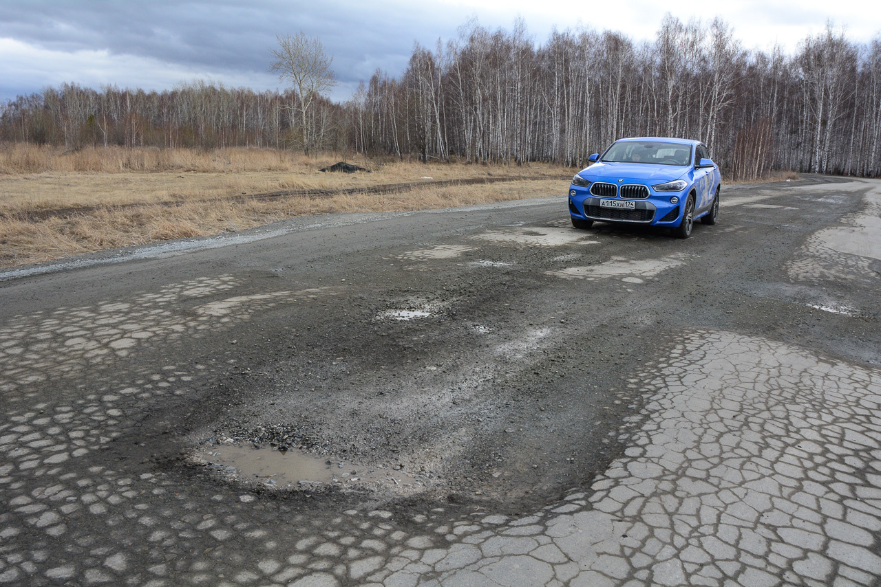 Плохие дороги BMW X2 переваривает, но крупные выбоины заставляют водителя переживать за сохранность дисков и подвески