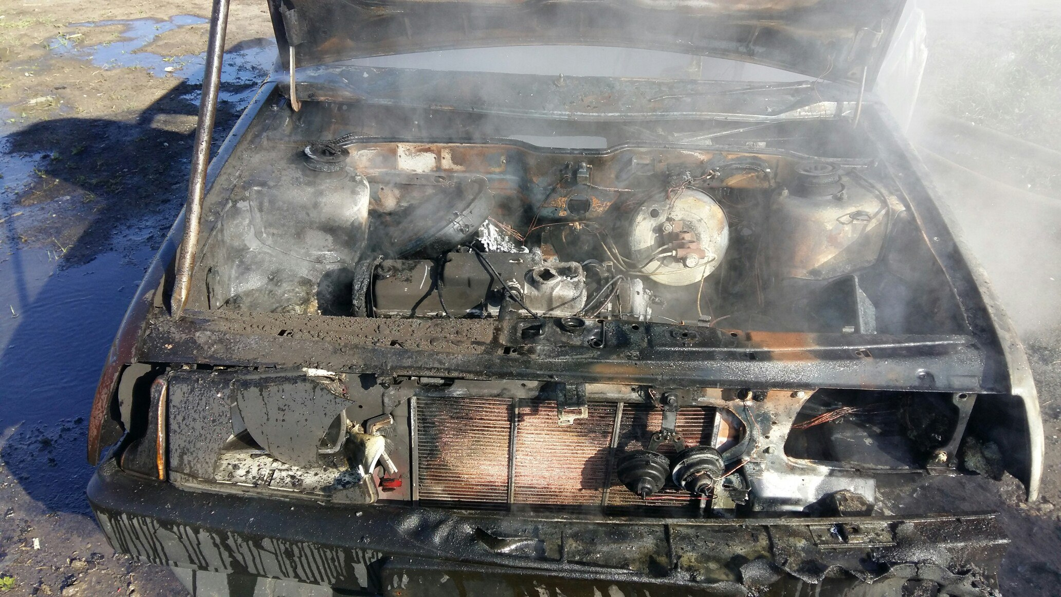 К приезду спасателей автомобиль полностью сгорел К приезду спасателей автомобиль полностью сгорел