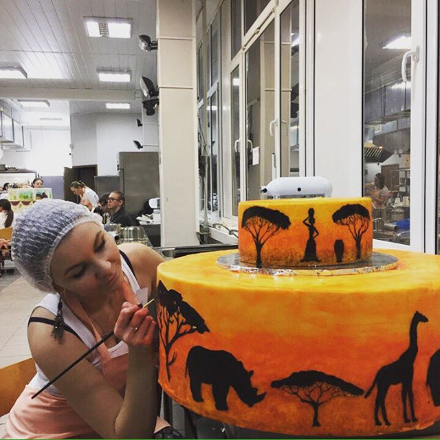 Ирина оформляет торт «Юг» на одном из профессиональных конкурсов