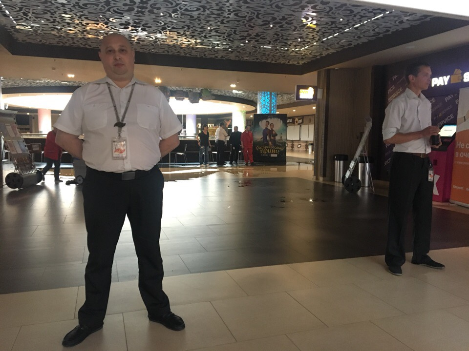 Всё произошло на третьем этаже торгового центра Всё произошло на третьем этаже торгового центра