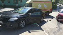 В результате ДТП на проспекте Юных Пионеров Toyota вылетела на тротуар: пострадала женщина
