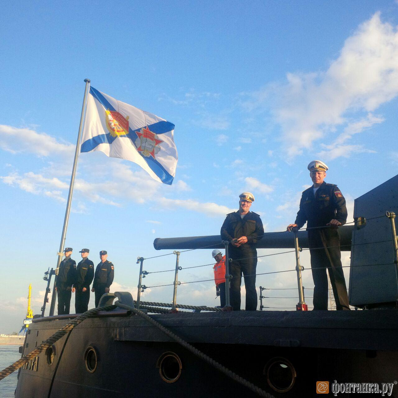 Командир и старпом "Авроры" перед отходом крейсера с Кронштадского морского завода