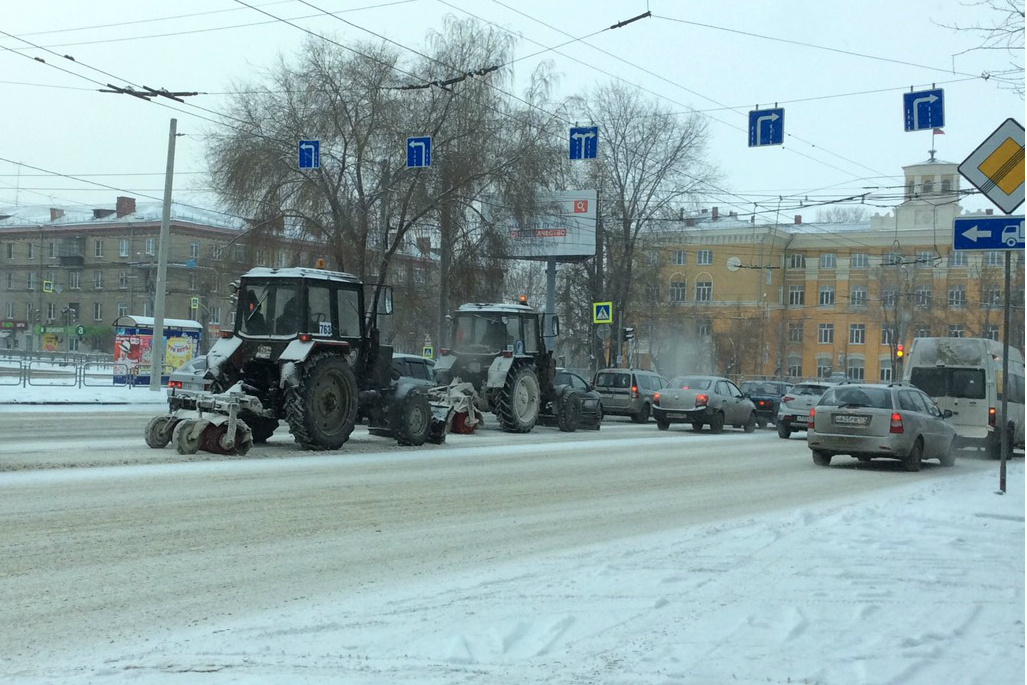 Фото первых тракторов за утро понедельника нам прислали из Ленинского района