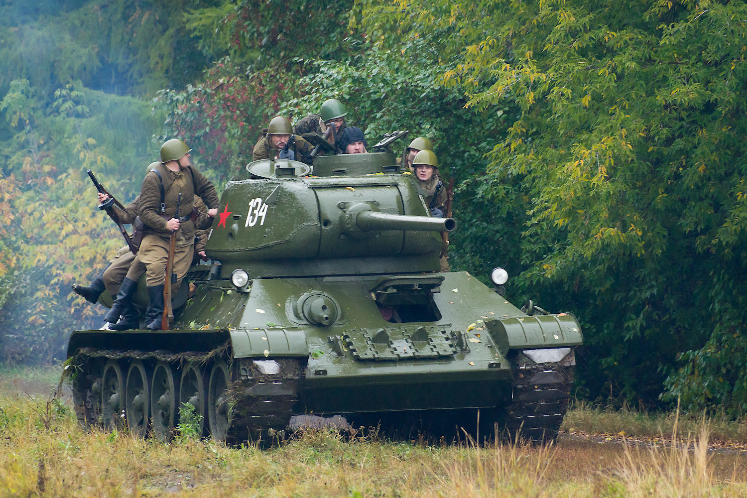 Какой т танкиста. Танк т34. Танк т-34 с танкистом. Танк т-34 в бою. Танк т34 и солдаты.