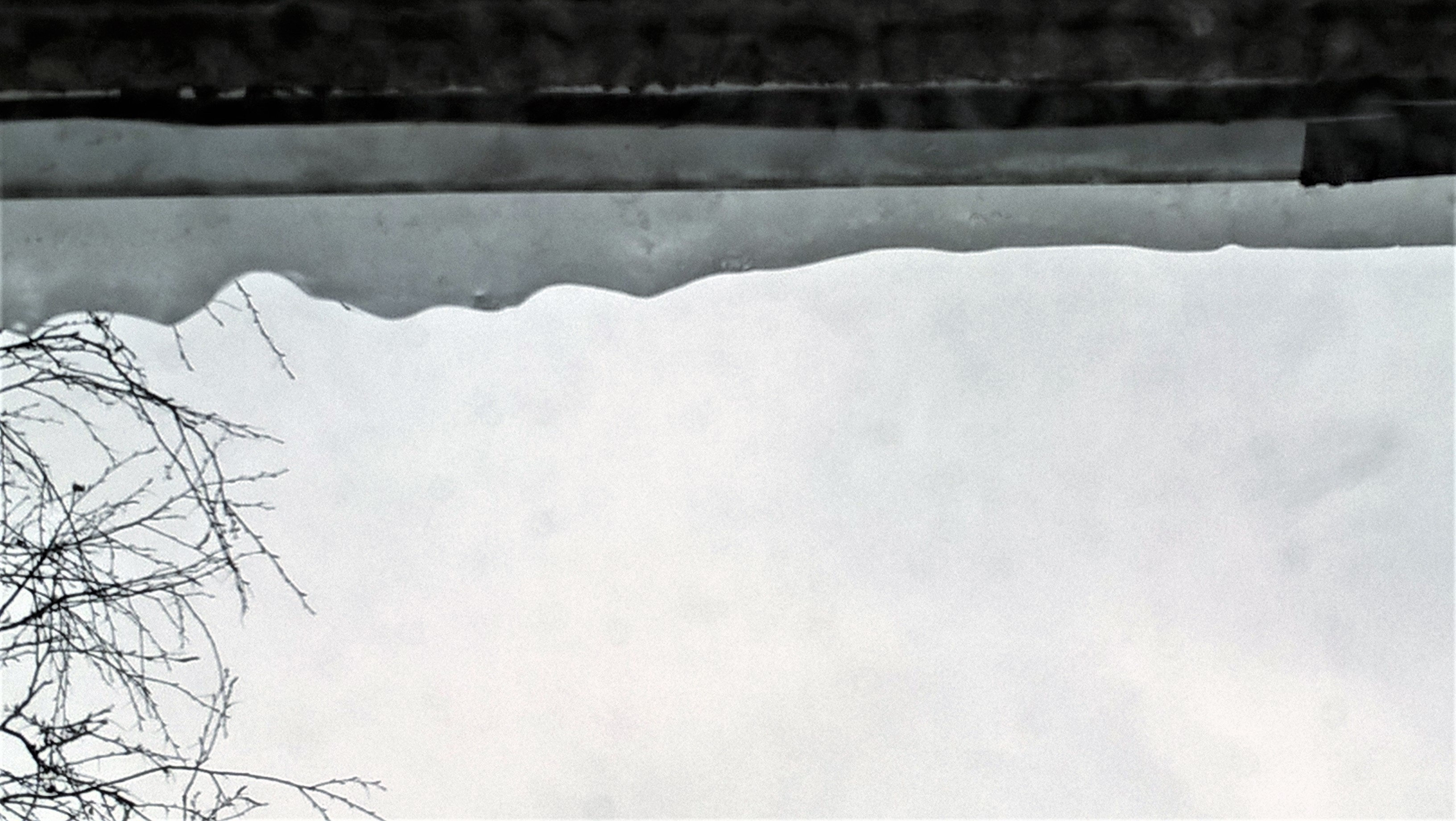 с крыши дома №1 по пр. Александровской фермы(Невский район)срываются огромные глыбы льда прямо на выходы из парадных// Читательница "Фонтанки" Ирина