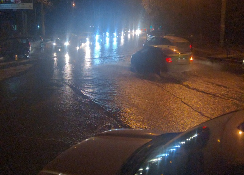 Причиной потопа стал порыв водовода Причиной потопа стал порыв водовода