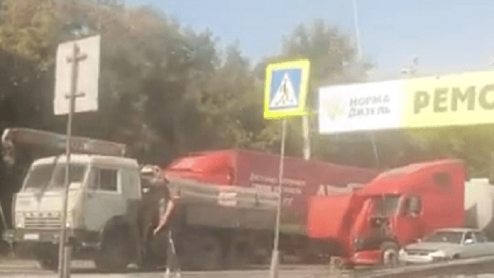 По «Меридиану» не проехать: из-за ДТП с большегрузом в Челябинске машины встали в три ряда