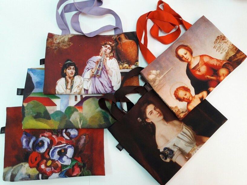 В пермской галерее появились сумки и чехлы с изображением работ художников-передвижников и авангардистов