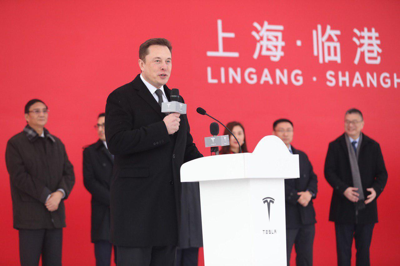 Илон Маск на закладке завода в Китае