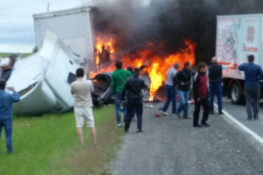 Очевидцы пытались потушить авто с двумя молодыми людьми до приезда спасателей Очевидцы пытались потушить авто с двумя молодыми людьми до приезда спасателей