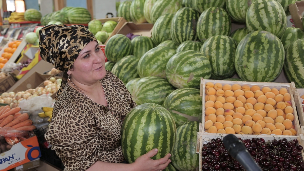 Фируза Назминова больше двадцати лет торгует арбузами и определить спелую ягоду может с первого взгляда