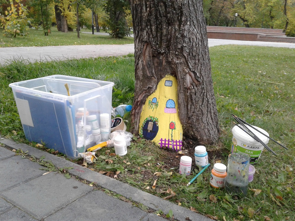 Деревья и пни в Комсомольском сейчас украшают 15 рисунков