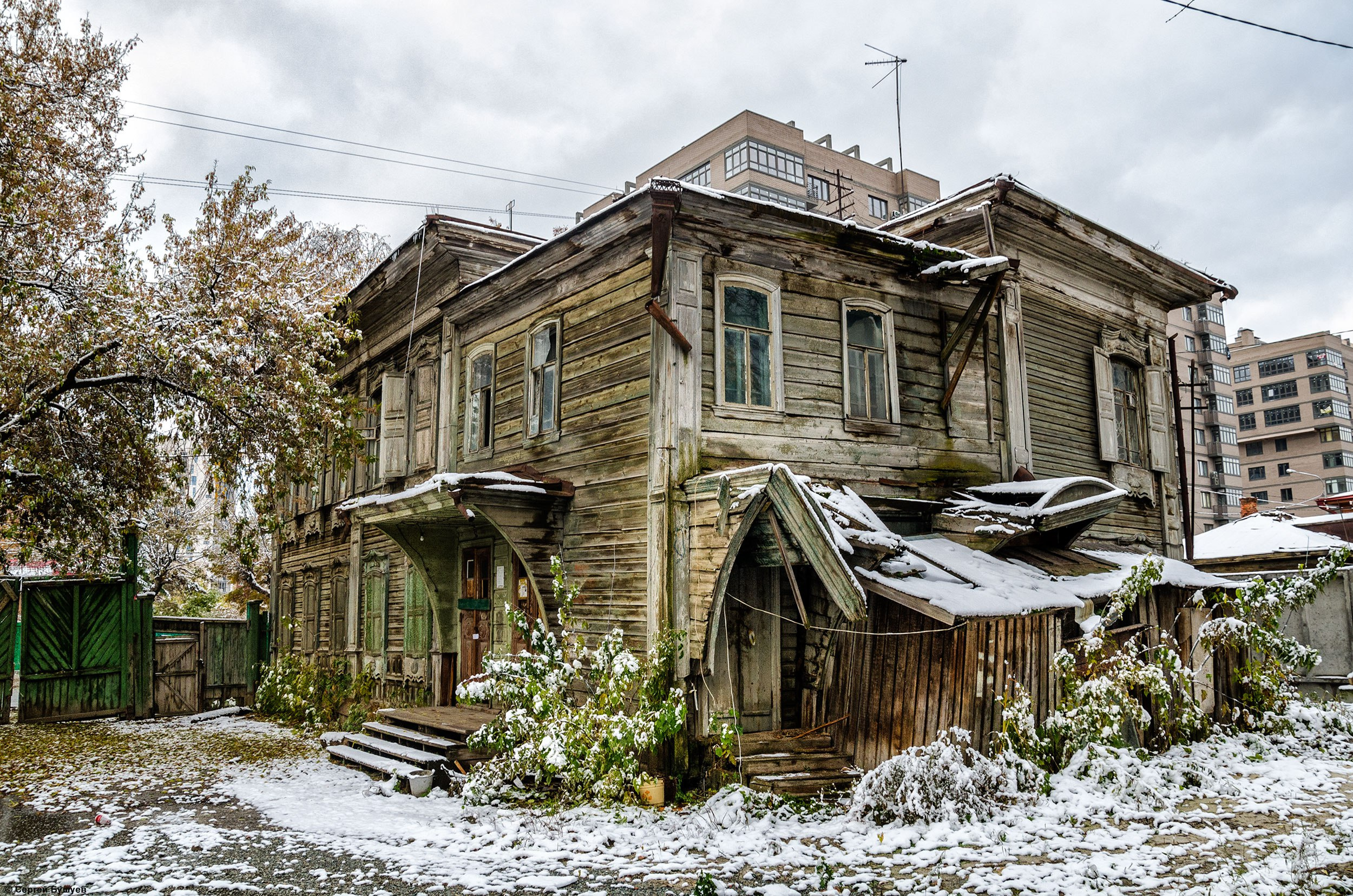 Фото старого дома. Осипенко 25 Тюмень. Осипенко 35 Тюмень. Дом купца Колмогорова Тюмень. Осипенко 33 Тюмень.