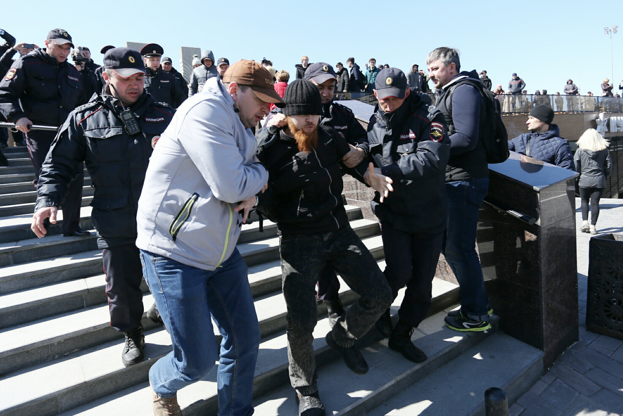 Участники акции собрались у памятника Курчатову, где их уже ждали полицейские