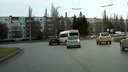В Тольятти маршрутка протащила Porsche Cayenne по кольцу
