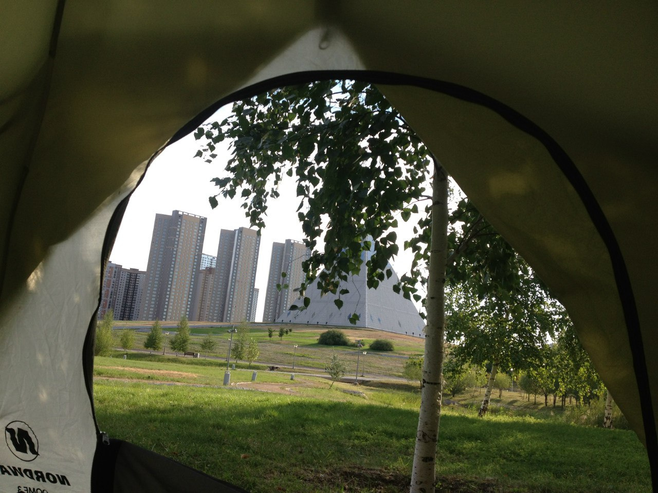 Обычно ночевать приходится в палатках и хостелах, но иногда водители зовут переночевать у них дома