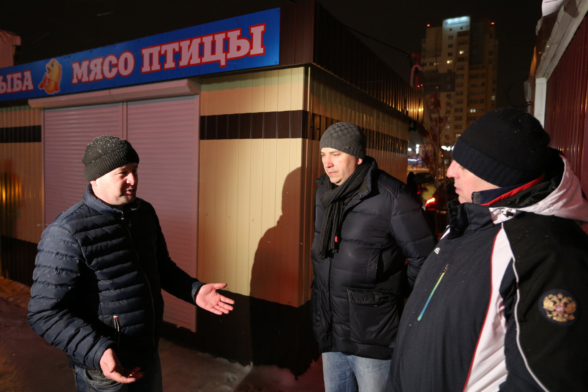По словам мужчины, у него есть все необходимые документы По словам мужчины, у него есть все необходимые документы