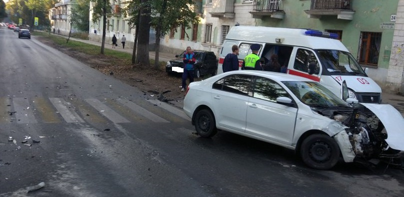 На дороге остались куски стекла и металла На дороге остались куски стекла и металла